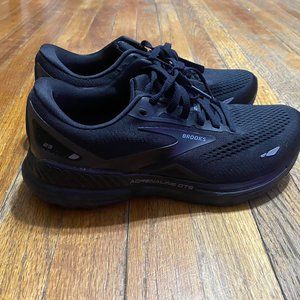 BROOKS Sneakers